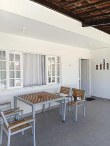a dining room with a table and chairs at Bonito Itapuama Beach in Cabo de Santo Agostinho