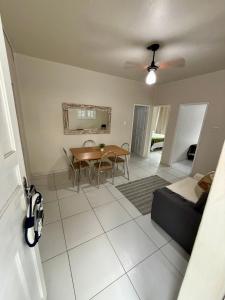 a living room with a table and a couch at Angra Prime Centro in Angra dos Reis