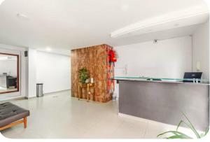 a living room with a counter and a counter top at Hospedaje Sary House in Bogotá