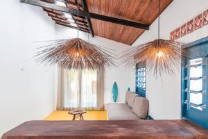 a living room with a couch and a table at Casa Pema - Grupo Casa Camurupim in Barra Grande
