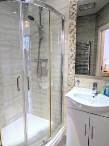 a bathroom with a shower and a sink at Oscar Lodge in Northampton +44 photos