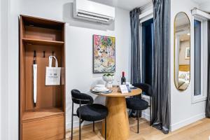 a small dining room with a table and chairs at The McCaul by Casa Hotels Near AGO Basement Suite in Toronto