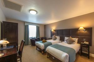 Tempat tidur dalam kamar di Hadley Park House Hotel