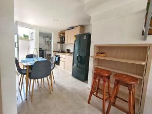 a kitchen with a table and a green refrigerator at Hospedaje en Montenegro Vivienda Turística Cafecito in Montenegro +40 photos
