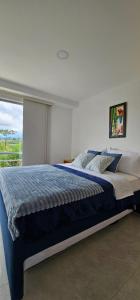 a large bed in a bedroom with a window at Hospedaje en Montenegro Vivienda Turística Cafecito in Montenegro