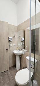 a bathroom with a toilet and a sink at Hospedaje en Montenegro Vivienda Turística Cafecito in Montenegro