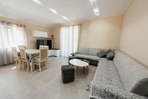 a living room with a couch and a table at koman_lakeview_apartments in Shkodër