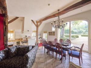 a kitchen and dining room with a table and chairs at Erve Het Klaashuis in Deurningen