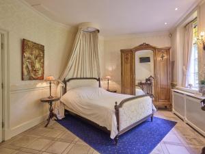 a bedroom with a bed and a mirror at Erve Het Klaashuis in Deurningen