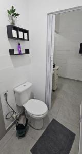 a bathroom with a white toilet in a room at Casa Completa em Cotia com estacionamento in Cotia