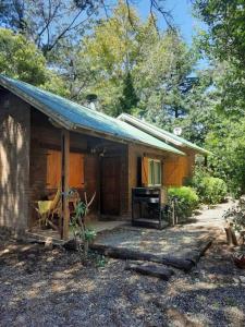 a small house with a porch and a stove at Cabañas Blumenhaus in Villa Ventana