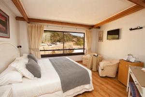 a bedroom with a bed and a large window at Hotel Oceanic in Viña del Mar +111 photos
