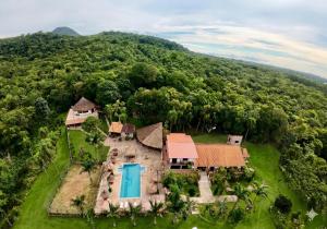 an aerial view of a house in the middle of a forest at Resort Sport in Independencia