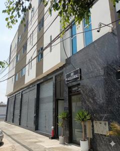 a building with a sign that reads no basement at Hostal Plaza Grau in Lima