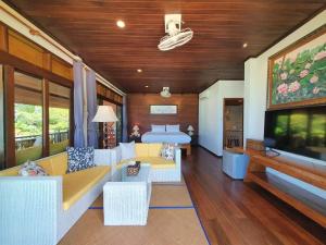 a living room with a couch and a bed at Salad Hut in Salad Beach