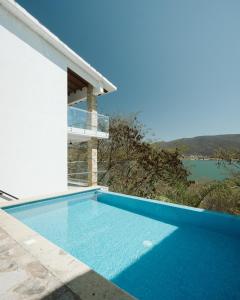 a swimming pool on the side of a house at Casa de Lago in Jalpan de Serra