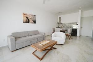a living room with a couch and a table at Casa de Lago in Jalpan de Serra