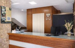 an office with a counter with a computer on it at Terrazzo Hotel Campos dos Goytacazes in Campos dos Goytacazes