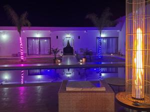 ein Haus mit Swimmingpool bei Nacht in der Unterkunft Dar Timi in Ech Chaïbat