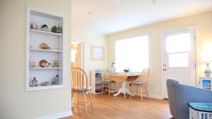 a living room with a table and chairs at Marilyns Cottage in Cape May