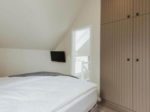 a bedroom with a white bed and a window at Urlaub genießen in Sagard auf Rügen in Sagard