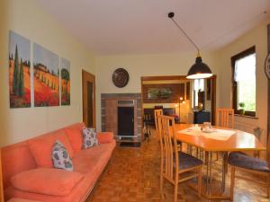 a living room with a couch and a table at Ferienwohnung im Erholungsort in Kurort Steinbach-Hallenberg