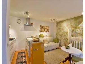 a living room with a couch and a table at Ferienwohnung im Erholungsort Suhl in Suhl