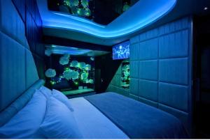 a bedroom with a bed and a fish tank at V Hotel in Arroyomolinos