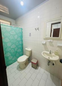 ein Badezimmer mit Toilette und Waschbecken in der Unterkunft Bread Fruit Lodge in San Andrés + 59 Fotos