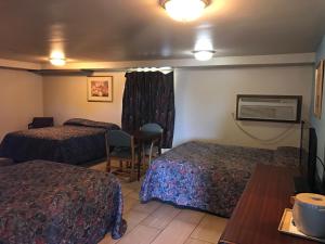 Postel nebo postele na pokoji v ubytování HWY Express Inn & Suites