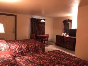 Postel nebo postele na pokoji v ubytování HWY Express Inn & Suites