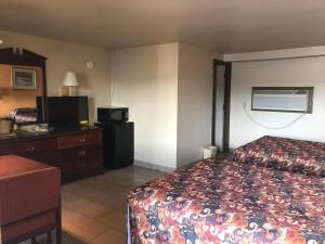 Postel nebo postele na pokoji v ubytování HWY Express Inn & Suites