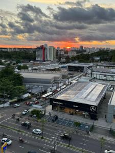 a parking lot in a city with a lot of cars at Apartamento moderno - Amazonas Flat in Manaus