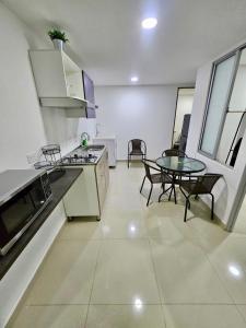 a kitchen and dining room with a table in it at Raíz Serena in El Retiro