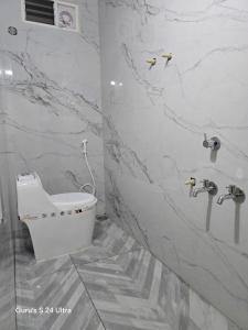 a bathroom with a sink and a bath tub at Sree Guru Sannidhi in Jāmb