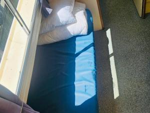 a bunk bed in a room with blue sheets and pillows at Bateau sécurisé à quai - 6 pers. - API-1-46-30 in Colombiers