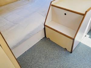 a small bedroom with a bed and a drawer at Bateau sécurisé à quai - 6 pers. - API-1-46-30 in Colombiers