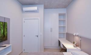 a bedroom with white walls and a white door at Comfy Apt w Pool & Coworking in Fernando de la Mora