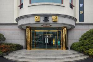 an entrance to a building with a revolving door at Gangneung Wheel Hotel in Gangneung