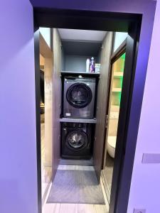 a hallway with a washer and dryer in a room at Apartament André in Sibiu