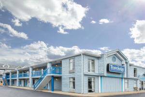 un edificio azul con un cartel en el costado en Travelodge by Wyndham Virginia Beach Bay Beach en Virginia Beach