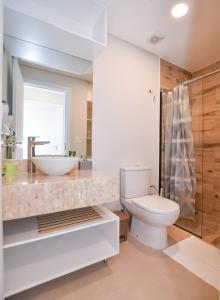 a bathroom with a sink and a toilet at Cozy Apt Pool CoWorking U116 in Fernando de la Mora