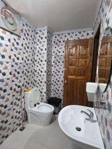 a bathroom with a toilet and a sink at La Leona Homestay in Hernani