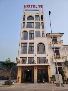 a building with a hotel sign on top of it at Hotel 19 in Mỹ Lộc