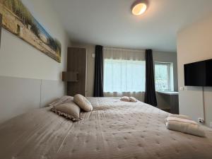 ein Schlafzimmer mit einem großen Bett mit Kissen darauf in der Unterkunft Vreta Hotel in Vretarna