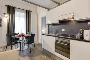 una cucina e una sala da pranzo con tavolo e sedie di Apartment near the Vatican a Roma