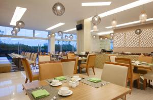 ห้องอาหารหรือที่รับประทานอาหารของ Hotel Santika Radial Palembang