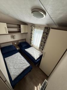 an overhead view of a small room with two beds at Chalet Vida in Petten +20 photos