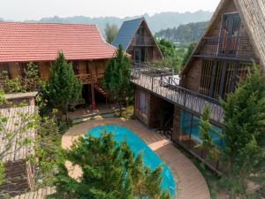 an aerial view of a house with a swimming pool at Homestay Gió Mộc !! in Làng Môn