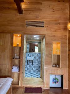 a room with a bathroom with a sink at Homestay Gió Mộc !! in Làng Môn +22 photos